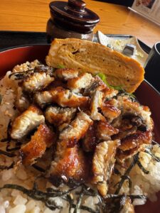 とよ長のお子様うな丼セット。炭火焼きの南九州産うなぎと天王原の卵のだし巻き玉子